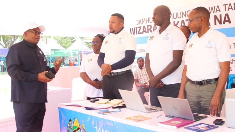 KATIBU MKUU MKOMI ATEMBELEA MABANDA YA WIZARA NA TAASISI ZA UMMA KWENYE WIKI YA UTUMISHI WA UMMA, ATOA SHUKRANI KWA USHIRIKI